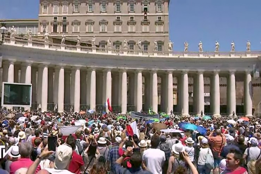 El Papa en el ángelus: «Hoy más que nunca, cerca de los refugiados»