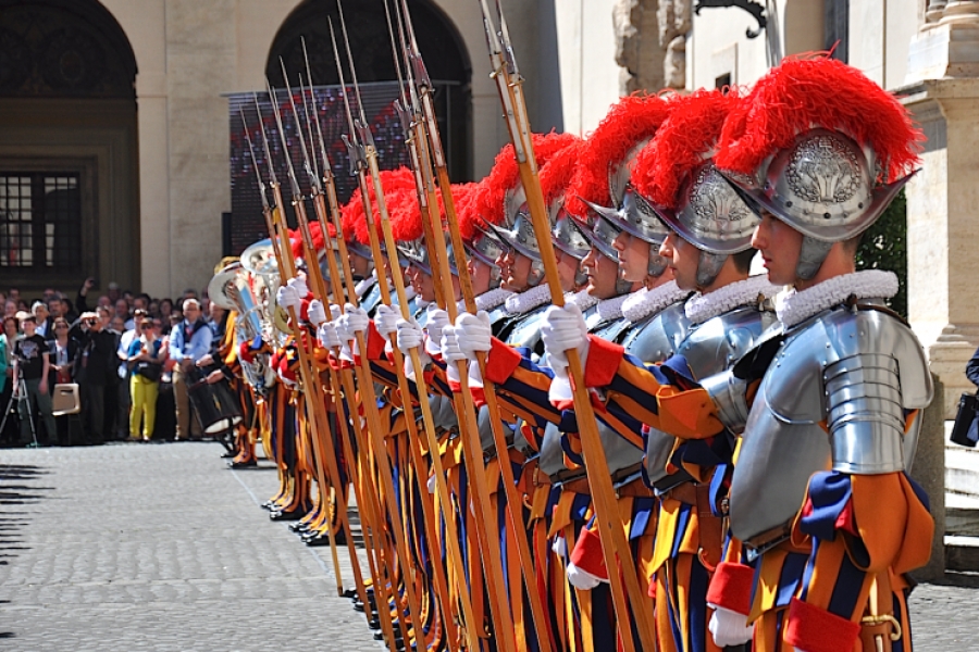 La Guardia Suiza peregrina recordando a su patrono san Nicolás de Flüe