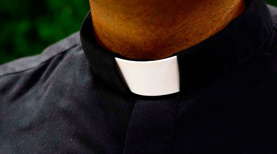 Atacan con espada a sacerdote y fieles durante Misa