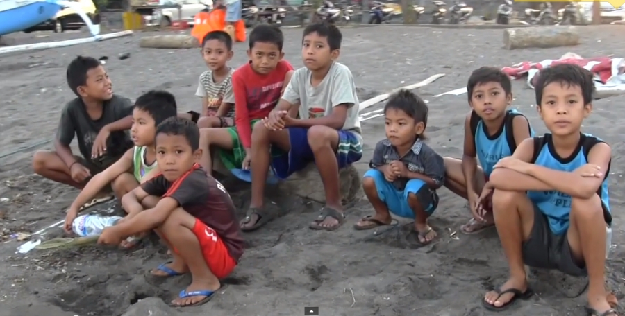 Juventud Misionera de Brasil con los niños en Indonesia