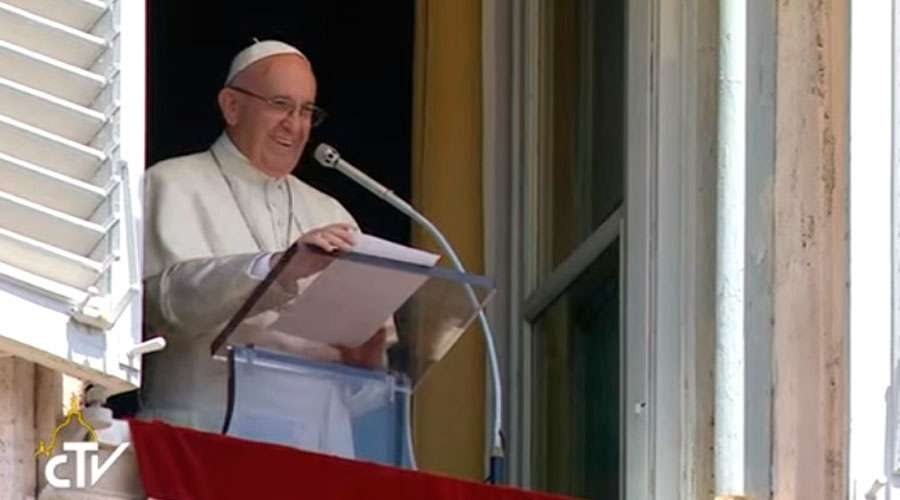 Si no amas, cumplir los Mandamientos y hacer buenas obras no sirve de nada, dice el Papa