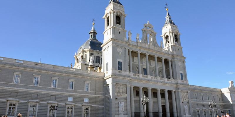 Seminaristas del Redemptoris Mater de España y Prortugal participan en una Misa del envío en la catedral de la Almudena