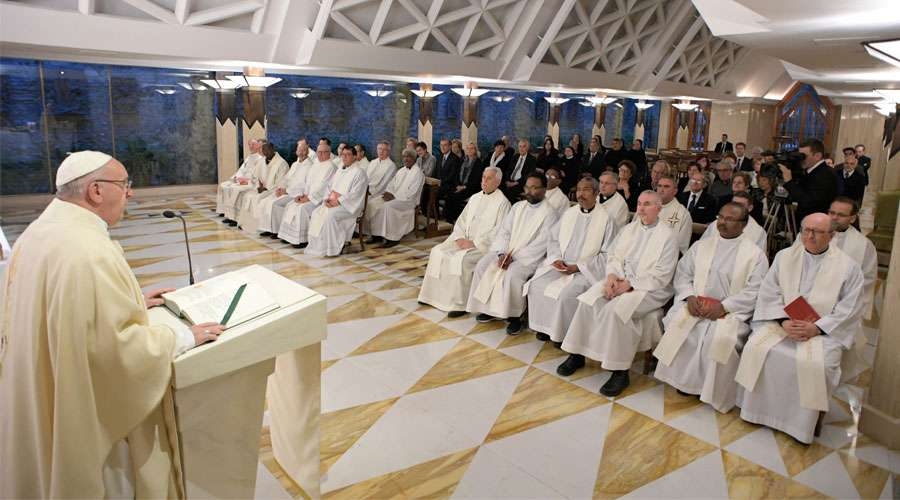 El Santo Padre pide cristianos coherentes que no causen escándalo ante el pueblo de Dios