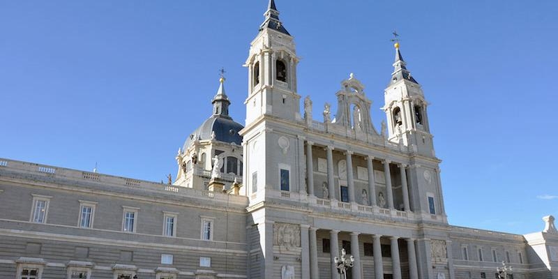 Los fieles católicos chinos participan en la catedral en una Misa por la Iglesia en China