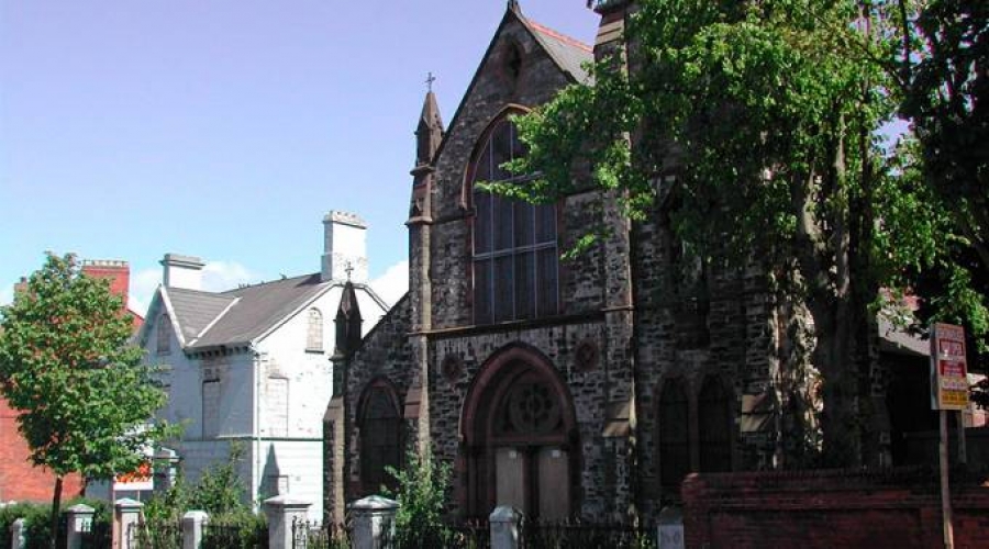 Sacerdote critica proyección de películas sobre exorcismos en iglesia abandonada