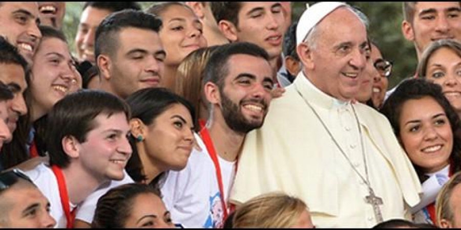Jóvenes: El Rosario, «oportunidad para penetrar en el misterio de Cristo»