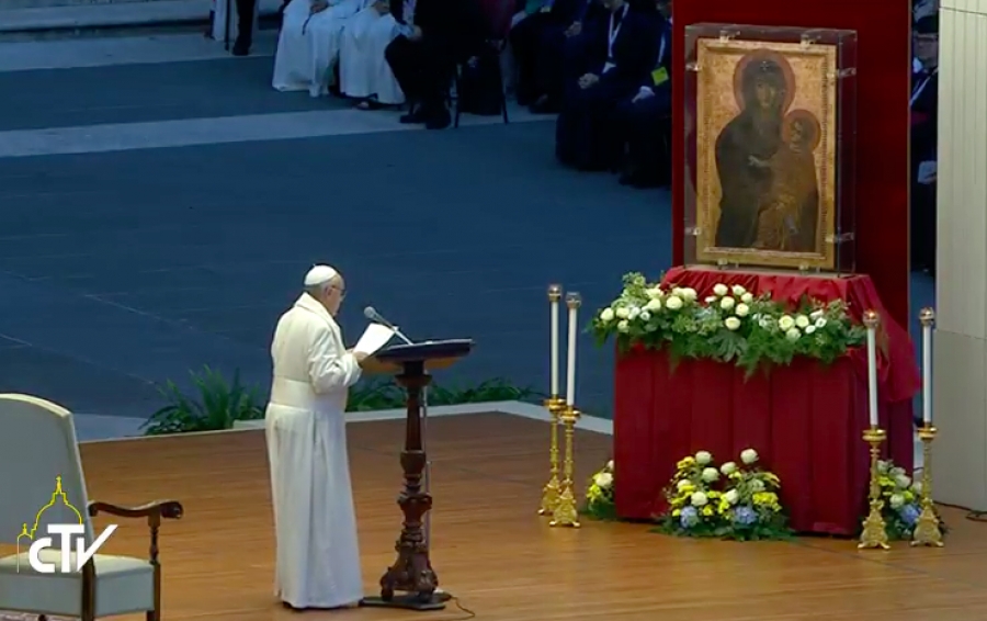 Francisco recuerda que «María nos permite comprender lo que significa ser discípulo de Cristo»