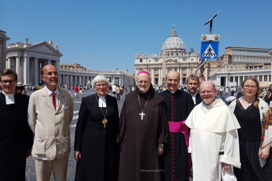 El futuro cardenal Arbolerius y la arzobispo luterano Jackelén regalan al Papa un icono de san Francisco