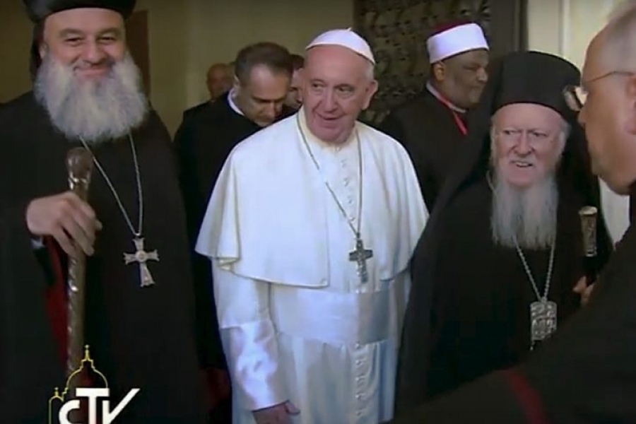 Francisco llega a Asís para rezar por la paz