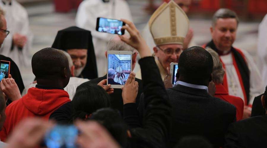 Papa Francisco: Entristece ver fieles y obispos que hacen fotos en Misa. ¡No es un espectáculo!