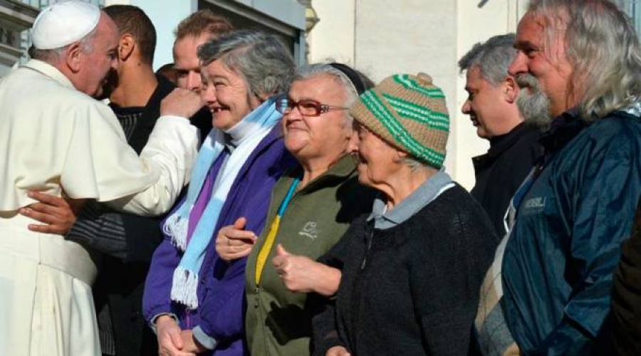 Papa Francisco llama a los cristianos a invitar a los pobres a la mesa