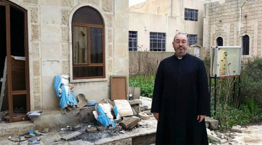 Sacerdote visita iglesia destruida por ISIS: «El que está detrás de todo es el demonio»