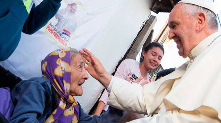 Papa Francisco destaca en twitter la importancia de los abuelos en las familias