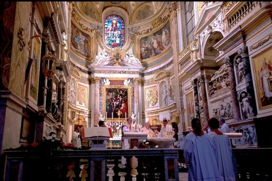 No están previstas nuevas directivas litúrgicas, explica el portavoz del Vaticano
