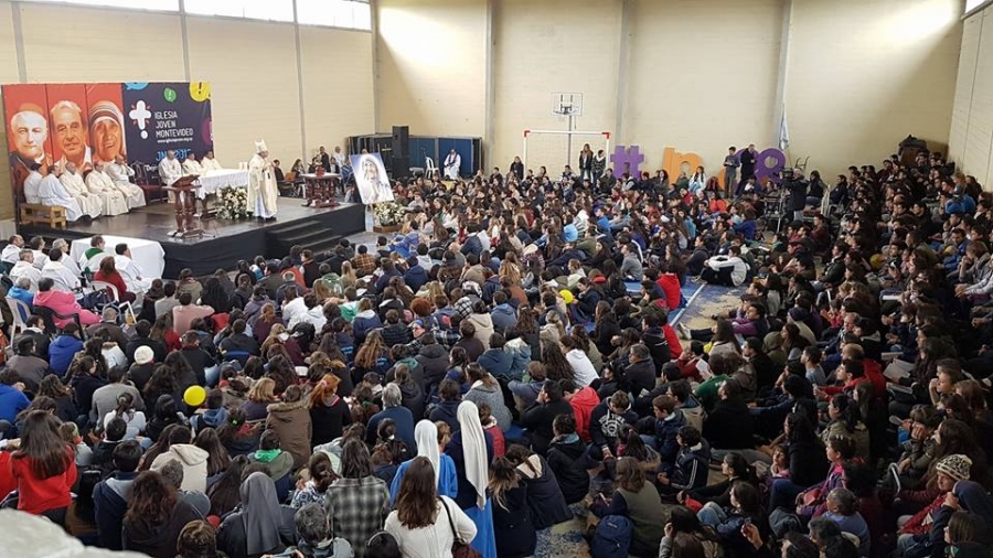 No sean «comodones» y vivan radicalmente el Evangelio, anima cardenal a jóvenes