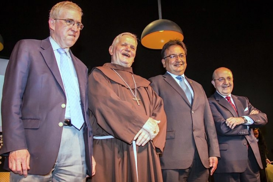 Perú: entregan el Premio Campodónico 2016 al obispo auxiliar de Lima