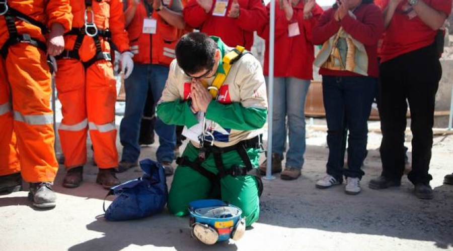 Obispo narra la historia de fe detrás del rescate de 33 mineros en Chile