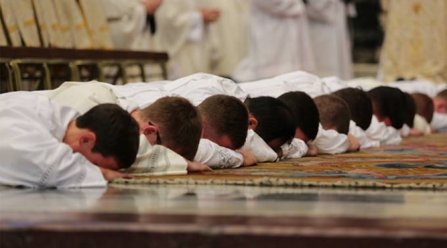 Iglesia en Escocia recibe al grupo más grande de sacerdotes ordenados en 20 años