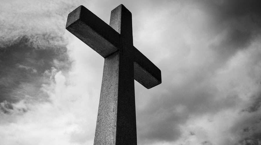 De niña sobrevivió a la masacre en una iglesia y años después se reencuentra con su padre