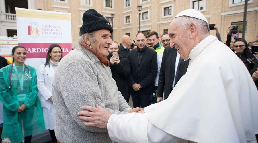 Papa Francisco sorprende a pobres y visita hospital de campaña improvisado en San Pedro