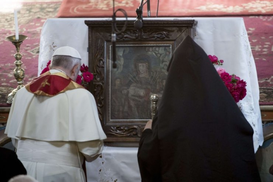 Francisco y Karekin II piden abrir el corazón y las manos a las víctimas de la guerra y el terrorismo