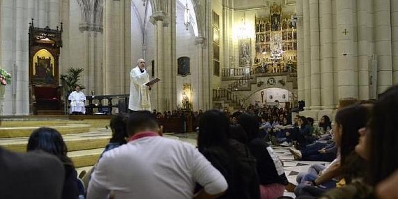 El cardenal Osoro preside en la catedral una nueva vigilia de oración con los jóvenes