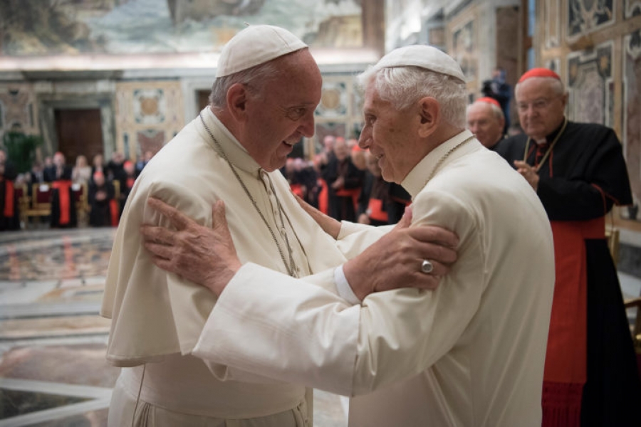 Benedicto XVI: &#039;Me siento protegido por la bondad del papa Francisco&#039;