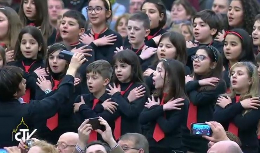 Francisco aprecia la perseverancia de los pequeños cantores italianos
