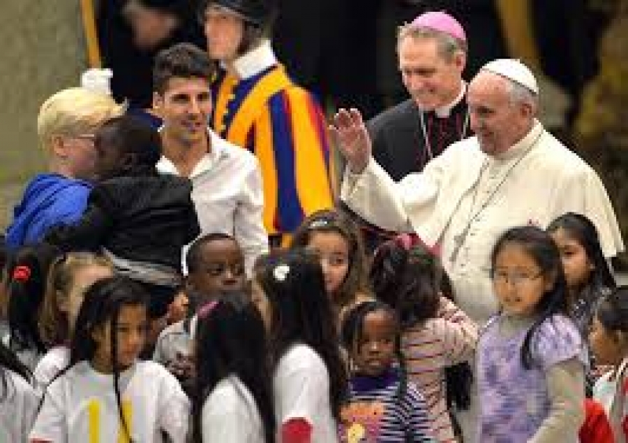 Testimonios de la paz y ternura de Cristo en el mundo, alienta el Papa antes del rezo del Ángelus