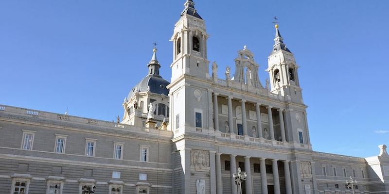 Monseñor Jesús Vidal preside en la catedral la Misa de la Corte de Honor de la Almudena en su fiesta capitular