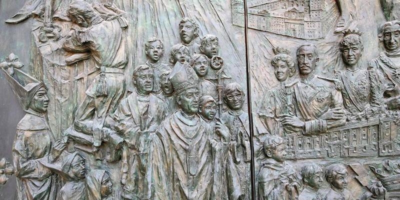 Luis Sanguino realizó las puertas de bronce de la fachada principal de la catedral de la Almudena