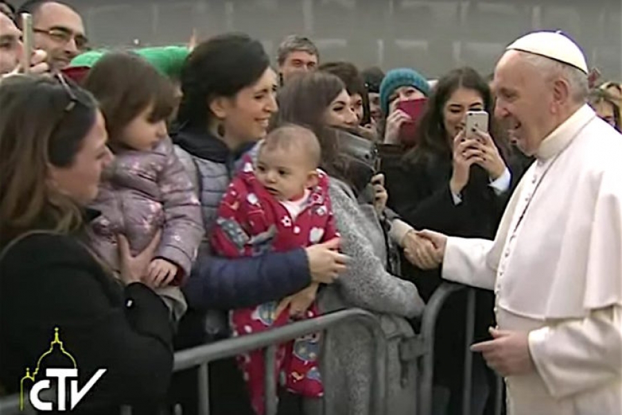 Francisco llega a universidad Roma Tre, recibido con aplausos, &#039;selfies&#039; y coros
