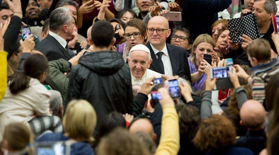 Nada de llegar tarde a Misa y que los niños aprendan bien la señal de la cruz, pide el Papa