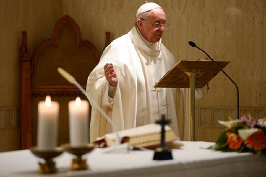 El papa en Santa Marta: Tramar es un pedazo de mafia a nuestro alcance, que nos vuelve oscuros