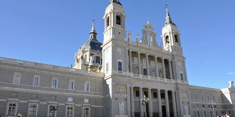 Los miembros de la comunidad católica china peregrinan a la catedral de la Almudena