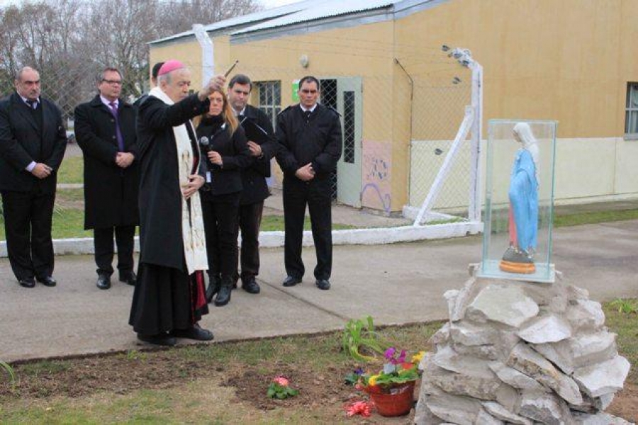 Obispo bendice imagen de la Virgen María pintada por reos en Argentina