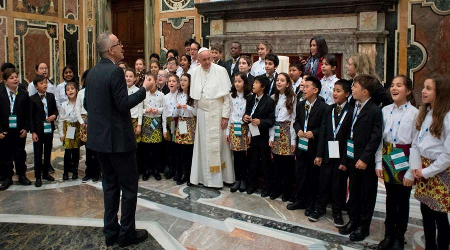 El arte es un medio formidable para transmitir el mensaje de Navidad, afirma el Papa