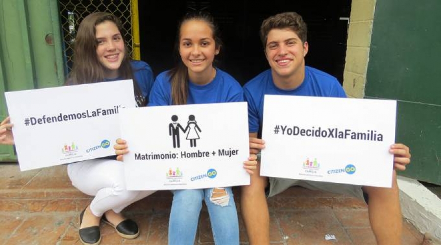 México: Miles marchan en Ciudad Juárez contra matrimonio gay de Peña Nieto