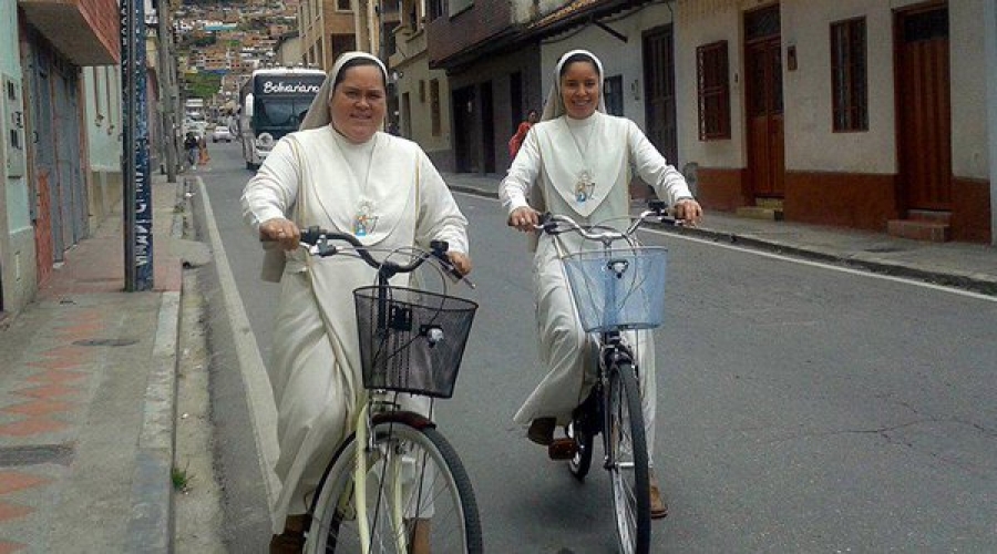 En la India los catequistas usan bicicletas para evangelizar