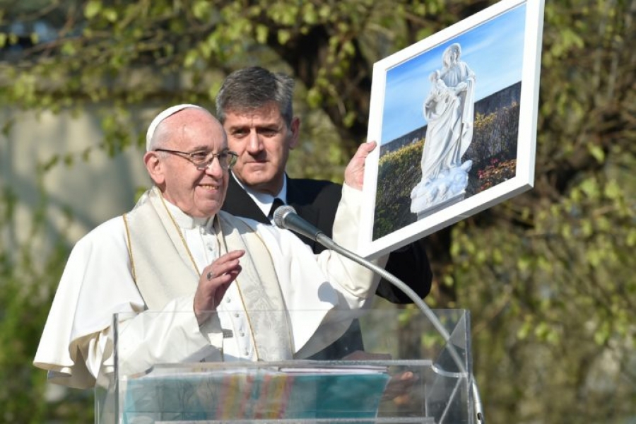 El papa Francisco en &#039;Case Bianche&#039;: estoy aquí como sacerdote y ellos son un don de Cristo para ustedes