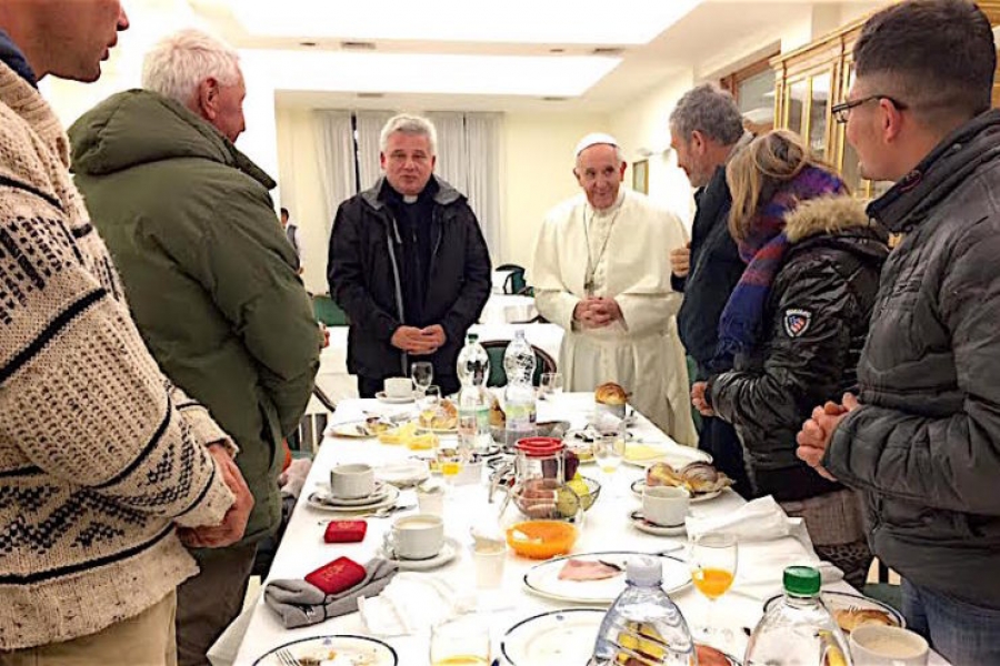 El Santo Padre desayuna en su cumpleaños con ocho personas &#039;sin hogar&#039;