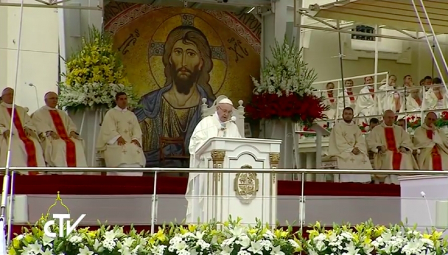 El Santo Padre: «Dios nos salva haciéndose pequeño, cercano y concreto»