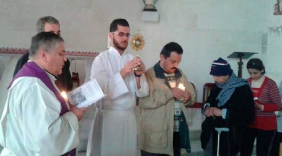 En catedral de Siria se reza el Vía Crucis con una reliquia de la Vera Cruz