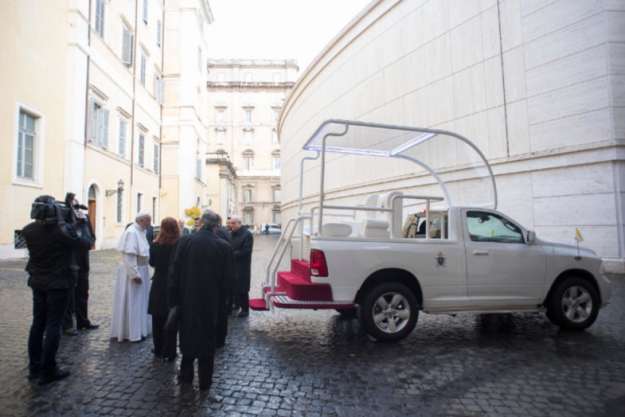 México: El pueblo regala al Papa el papamóvil de su viaje al país