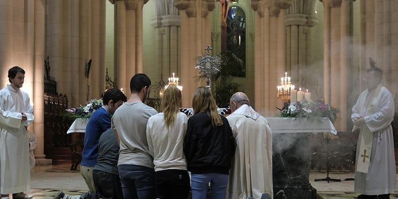 El cardenal Osoro preside en la catedral la vigilia de oración con jóvenes del primer viernes de mes