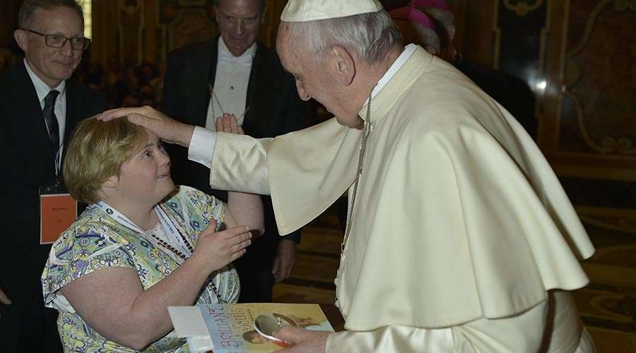 El mundo necesita saber que no «sufro» de Síndrome de Down, escribe joven actriz al Papa