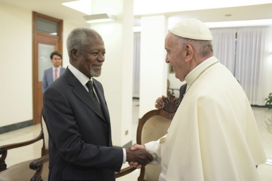 El Santo Padre recibe a Kofi Annan y una delegación en audiencia privada