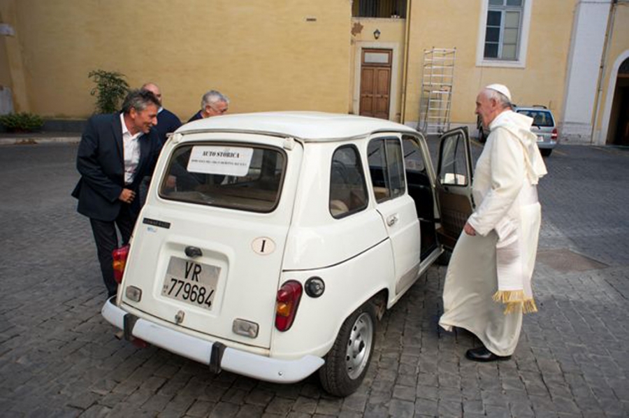 El “Papa Francisco” y su viejo Renault “se alistan” en video oficial de JMJ Cracovia 2016